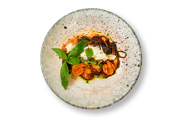 Паста с морепродуктами и черными спагетти