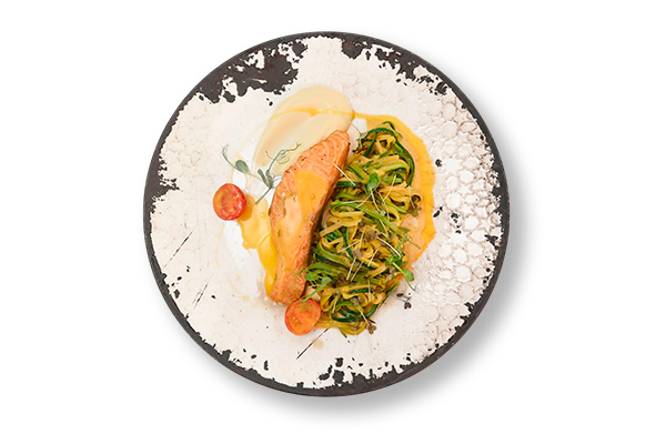 Лосось «сувид» с муссом из сельдерея и спагетти из цуккини