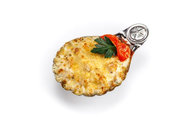 Кокиль из филе судака с каперсами, луком и белым вином 