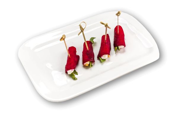 Канапе с отварной свеклой и козьим сыром