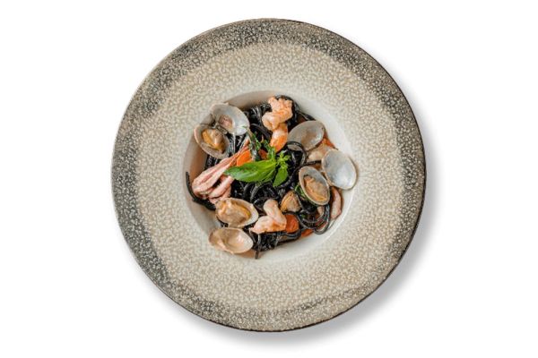 Паста с морепродуктами и черными спагетти