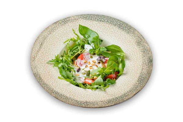 Салат с томатами и страчателла