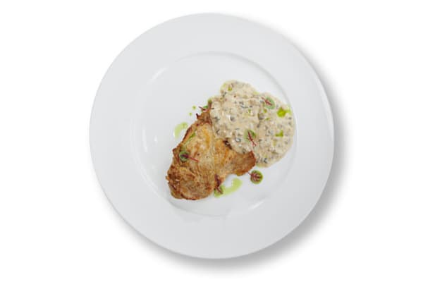 Жареная свиная шейка со сливочно-грибным соусом