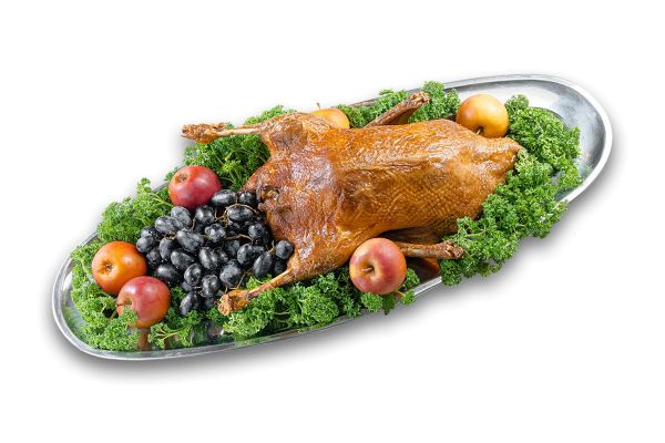 Утка, выдержанная в медовой наливке, начиненная яблоками и вишней